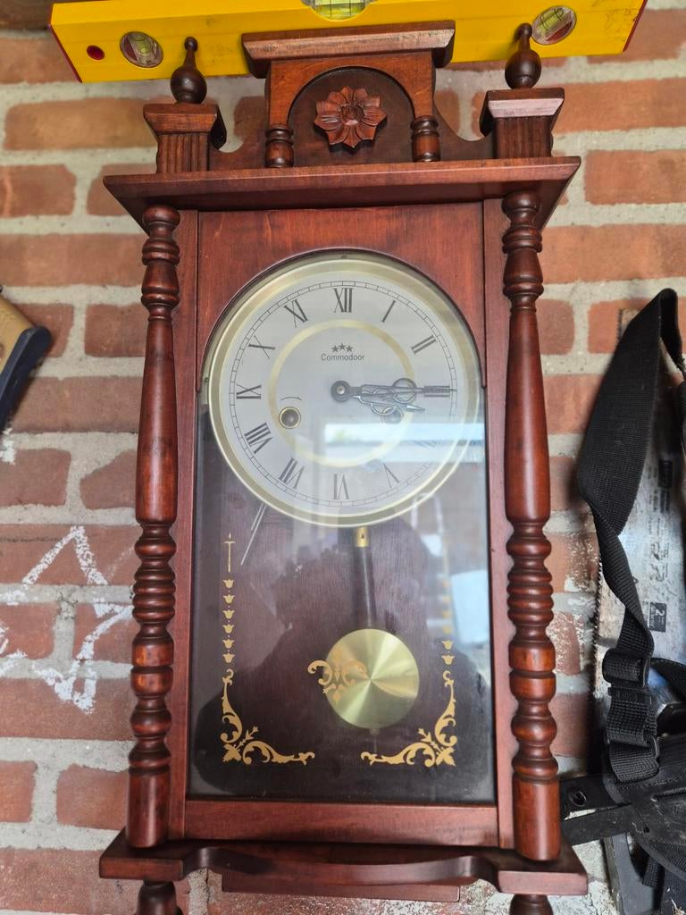 Klassieke houten wandklok met slinger - Commodoor, Antiek en Kunst, Antiek | Klokken, Ophalen of Verzenden