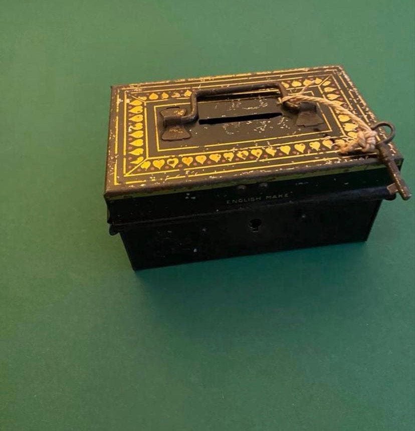 Antieke Engelse metalen moneybox, Ophalen of Verzenden, Zo goed als nieuw, Metaal of Blik, Overige thema's
