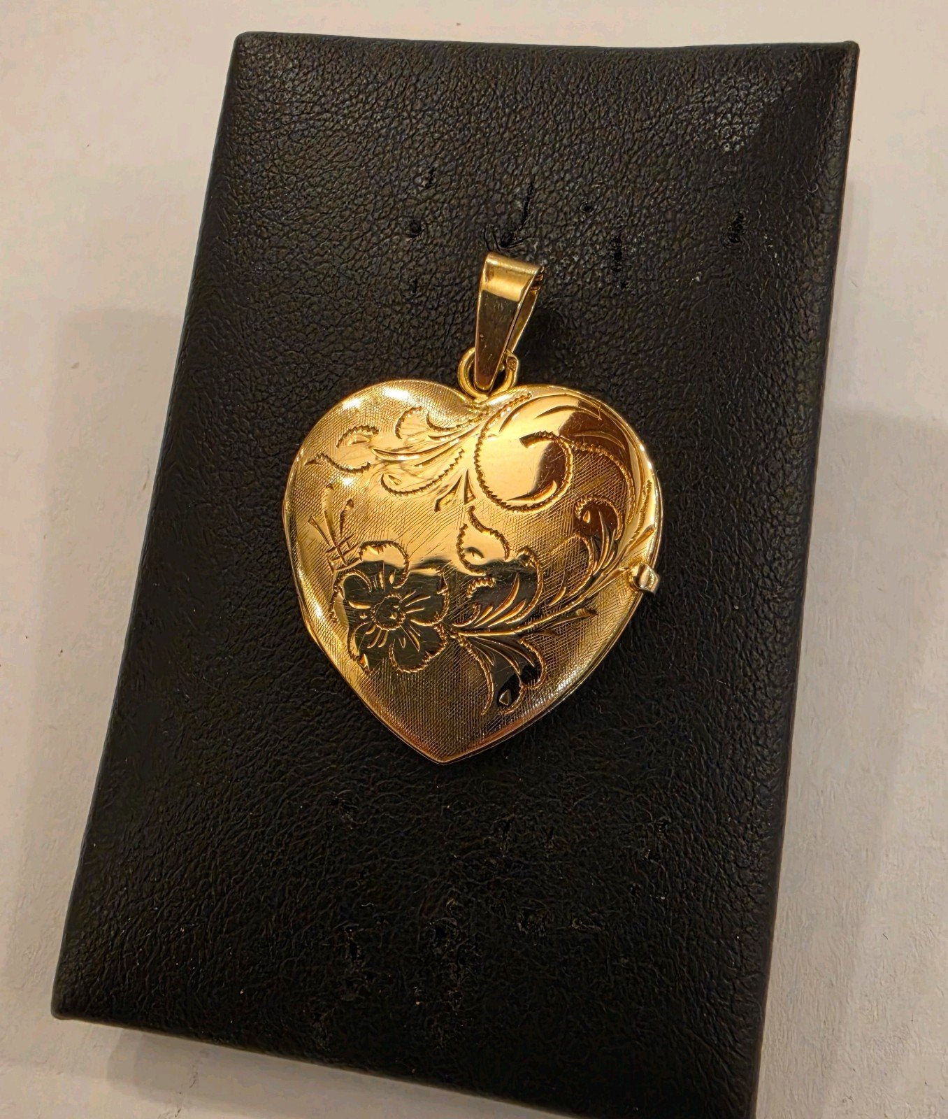 Vintage 14 karaats gouden medaillon hart bewerkt geelgoud, Ophalen of Verzenden, Zo goed als nieuw, Hart, Goud