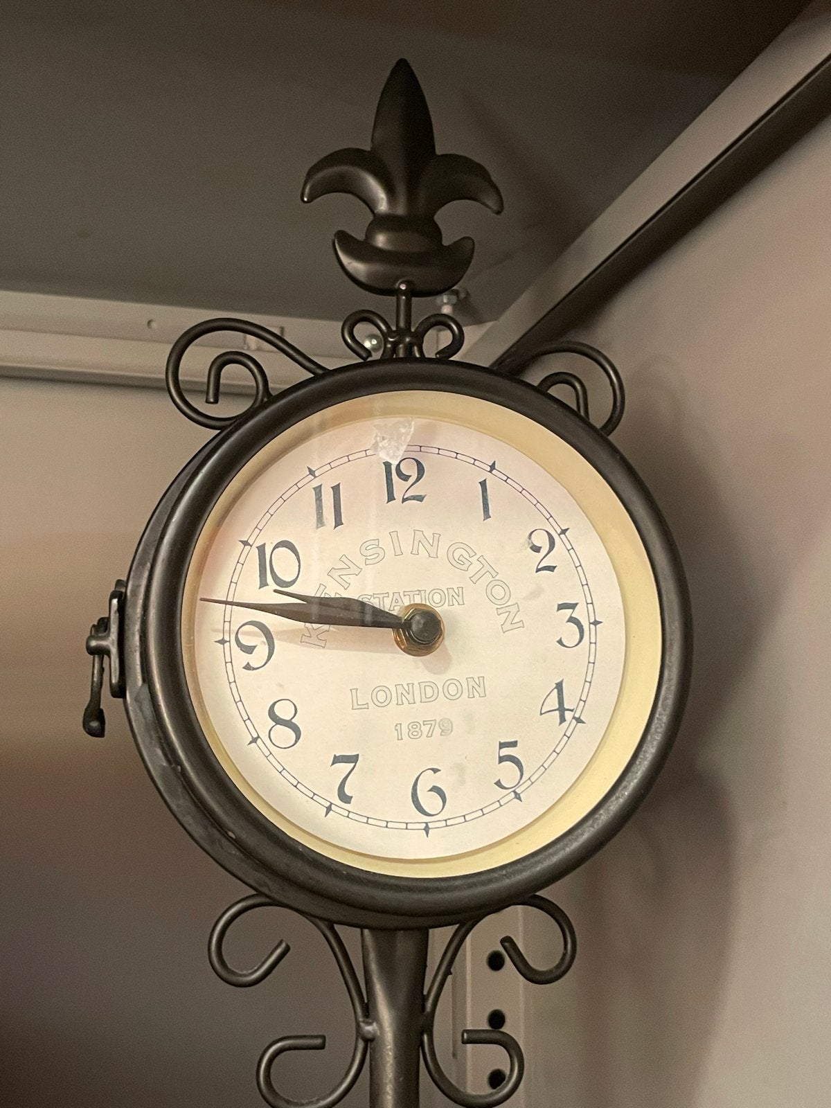 Dubbelzijdige Tafelklok 'Kensington Station London 1879', Huis en Inrichting, Woonaccessoires | Klokken, Klassiek, Analoog, Nieuw