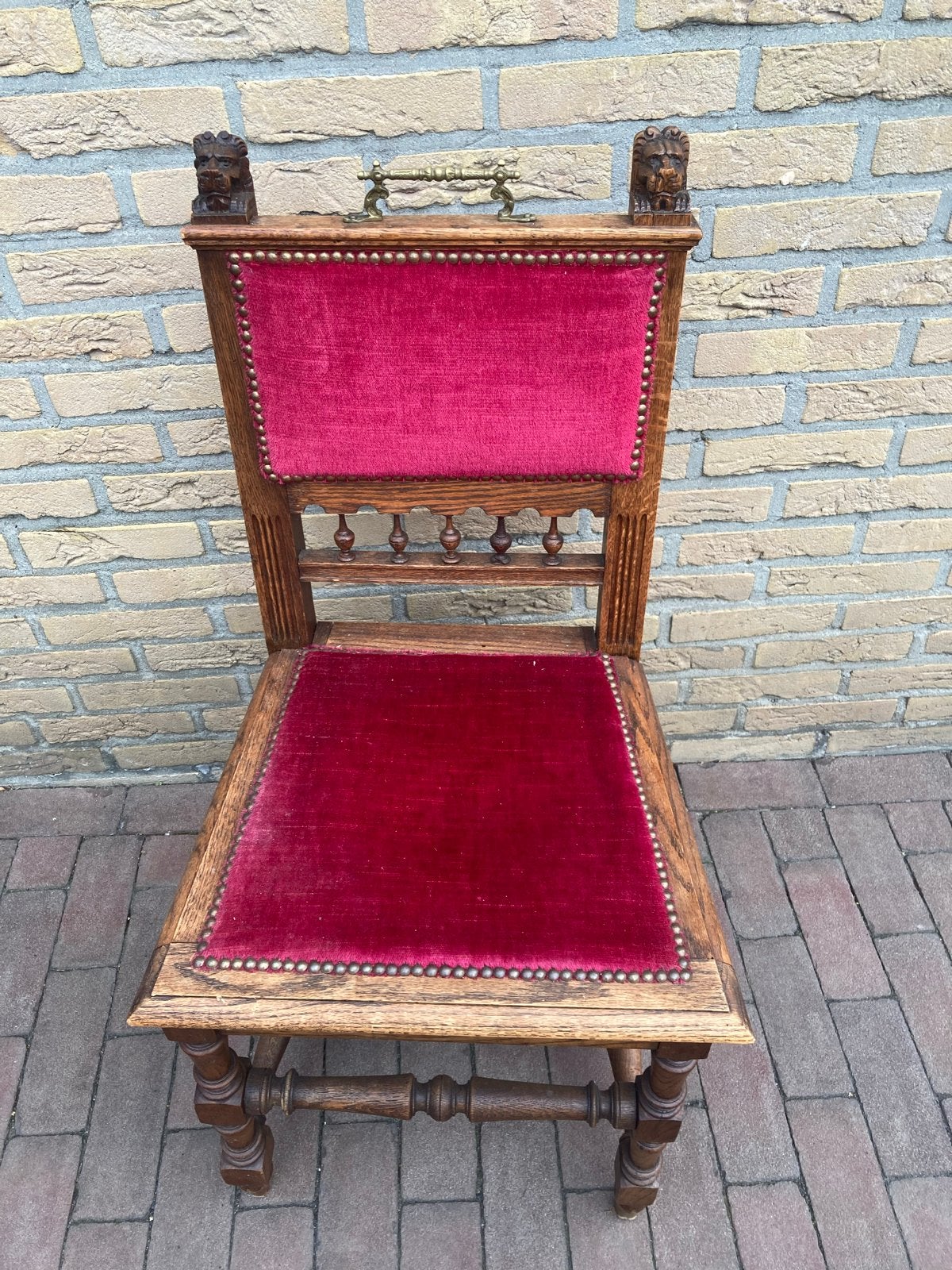 Antieke stoel met rood fluweel en leeuwenkoppen, Antiek en Kunst, Antiek | Meubels | Stoelen en Banken, Ophalen of Verzenden