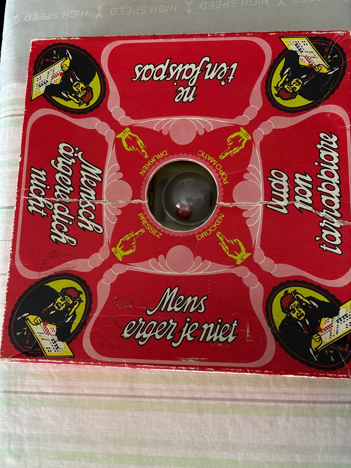 Mens erger je niet - Klassiek bordspel, Hobby en Vrije tijd, Gezelschapsspellen | Bordspellen, Drie of vier spelers, Ophalen of Verzenden