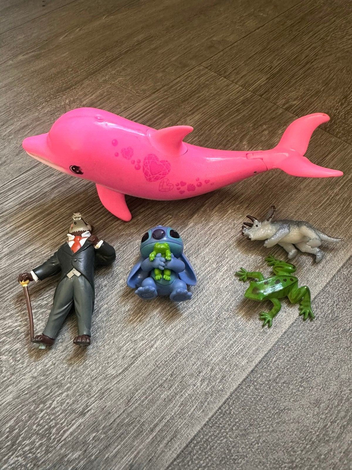 Speelgoedlot: Barbie dolfijn, Stitch, kikker,  wolf en dino, Ophalen of Verzenden, Gebruikt