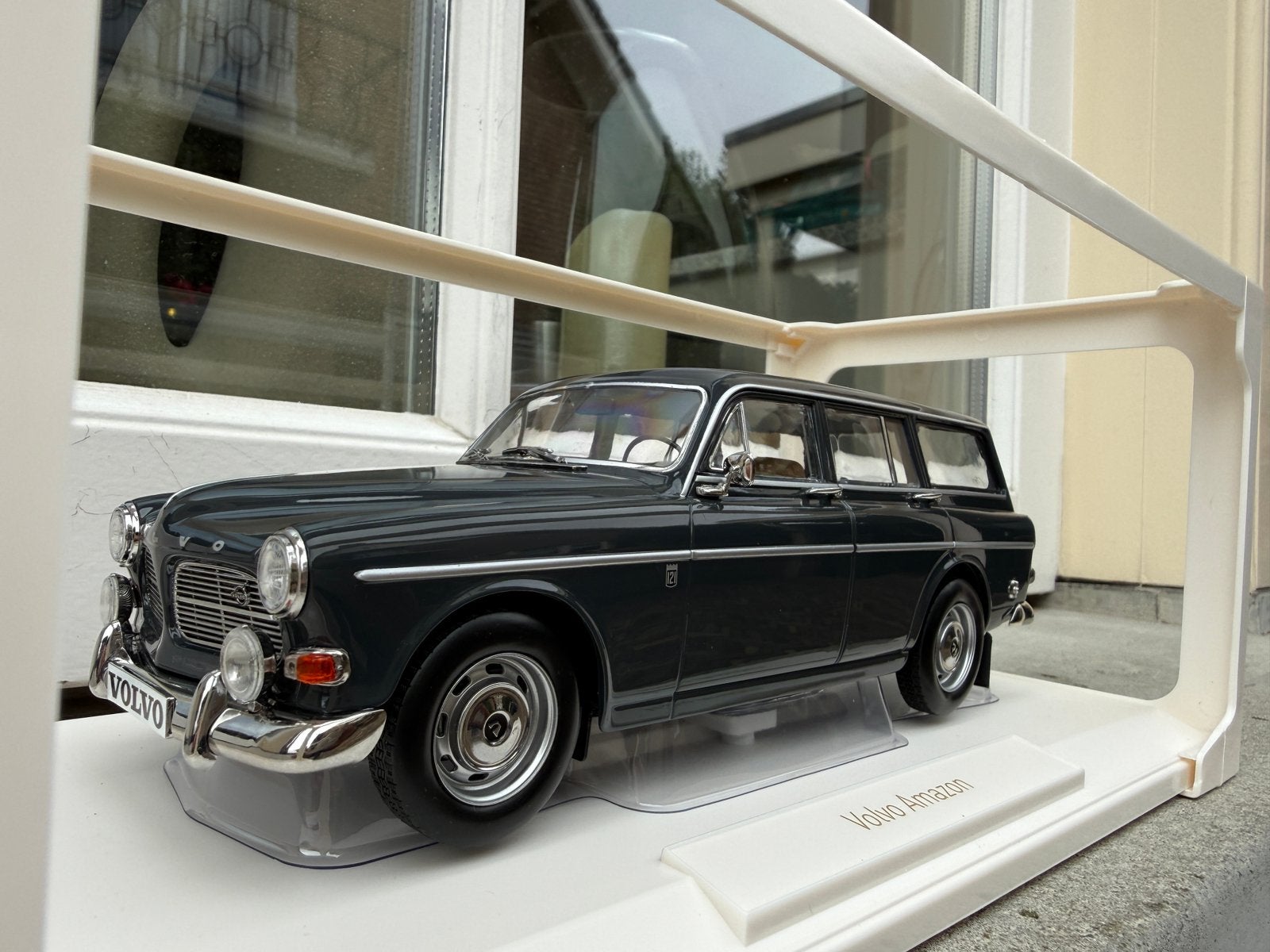 1:18 Volvo Amazon Break Graphite Grey 1966 Norev 188751, Hobby en Vrije tijd, Auto, Norev, 70-72 Av. de Bohlen, Vaulx-en-Velin, 69120, France