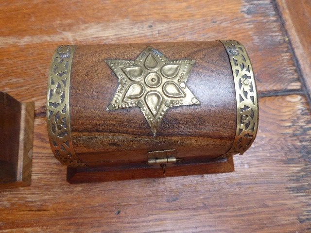 2 houten doosjes met messing details., Ophalen of Verzenden