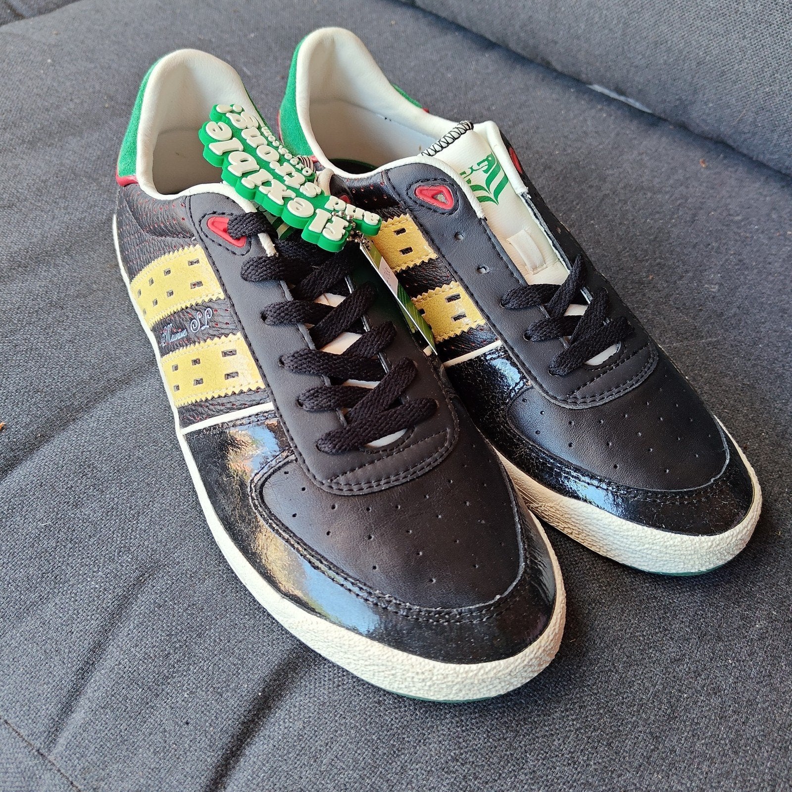 Nieuwe Quick Flexible and Strong sneakers, zwart met goud, Quick, Zwart, Nieuw, Ophalen of Verzenden