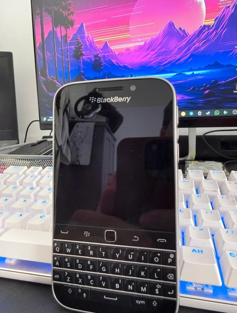 Als nieuw werkend blackberry classic Q20

 toestel is simlo, Ophalen of Verzenden