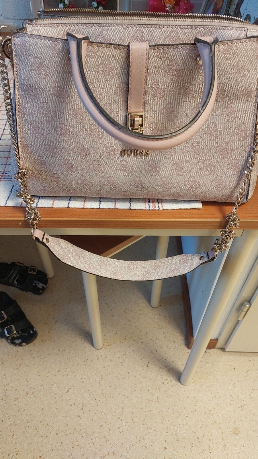 Guess Handtas Roze/Beige met Goudkleurige Details, Sieraden, Tassen en Uiterlijk, Tassen | Damestassen, Ophalen of Verzenden, Zo goed als nieuw