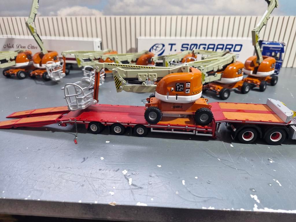 Hoogwerker schaal 1/50 mooi als lading, Hobby en Vrije tijd, Modelauto's | Overige schalen, Zo goed als nieuw, Ophalen of Verzenden
