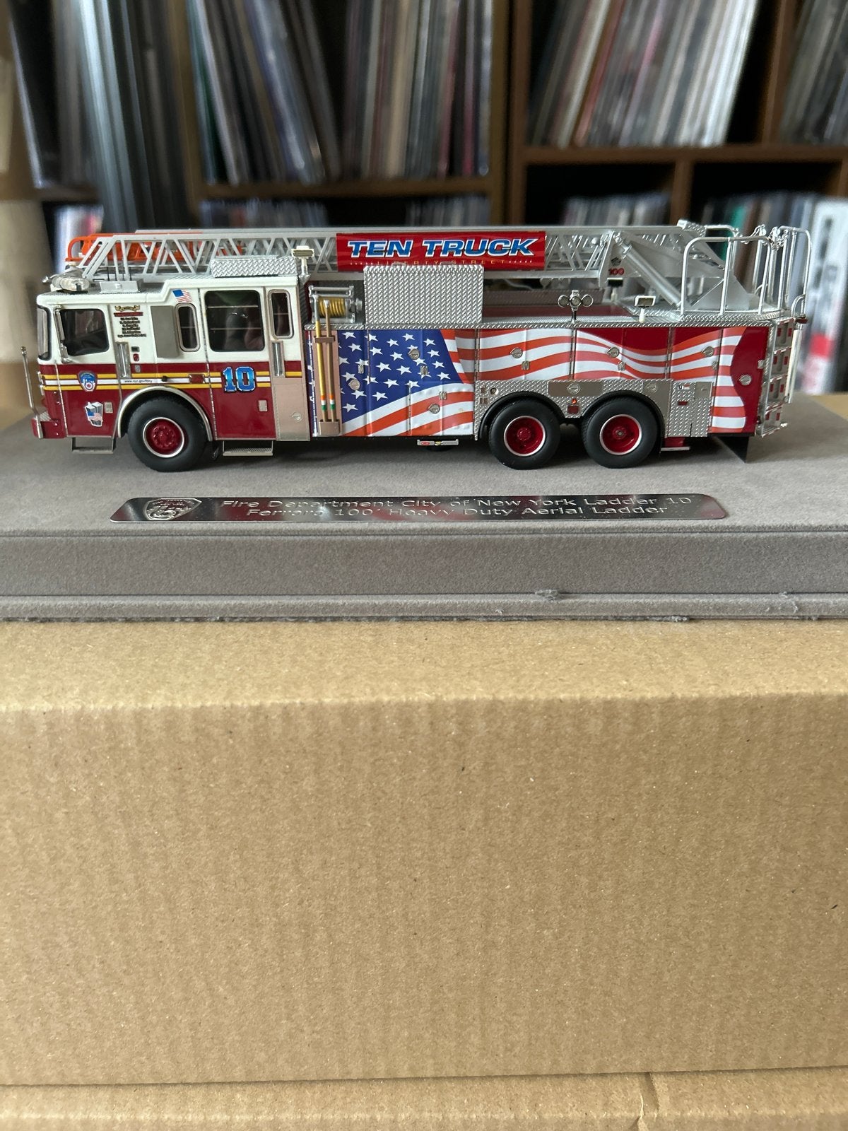 Fire Replicas FDNY Ladder 10 Ferrara 100' Schaallmodel 1:50, Verzenden, Zo goed als nieuw, Overige typen