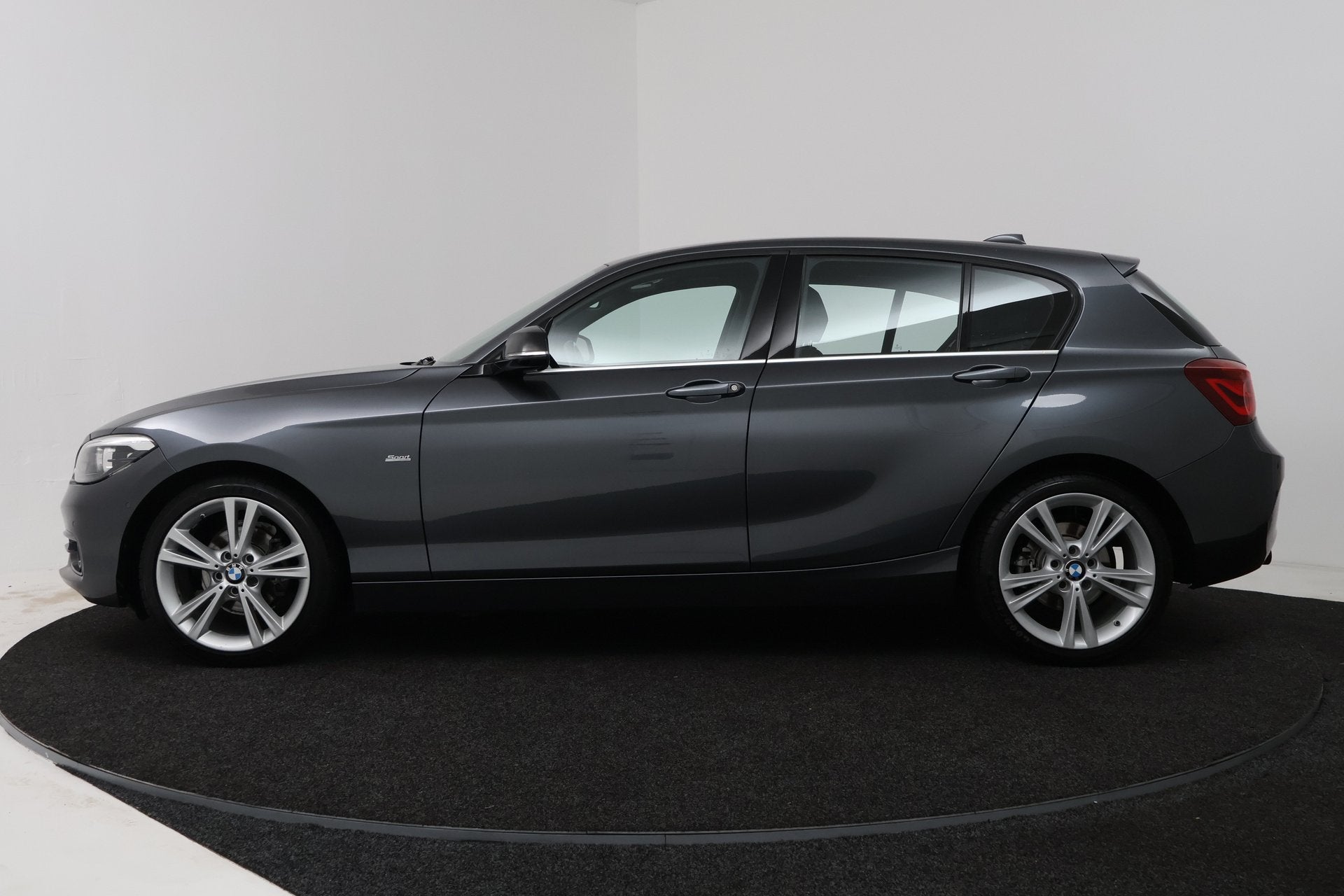 BMW 1-serie 118i Executive (NAVIGATIE, CAMERE, SPORTSTOELEN,, 1-Serie, Automatische klimaatregeling, Leder, Bedrijf