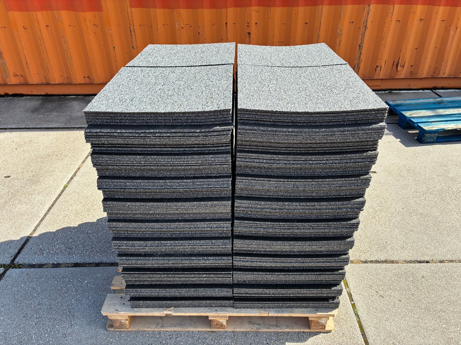 5 kleuren tapijttegels / 2€ per tapijttegel, Ophalen, 75 m² of meer, Geel, Zo goed als nieuw