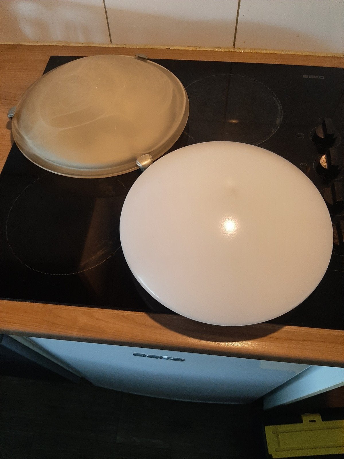 Twee glazen lampenkappen, wit en gemarmerd, Ophalen of Verzenden, Gebruikt, Glas, Meerkleurig