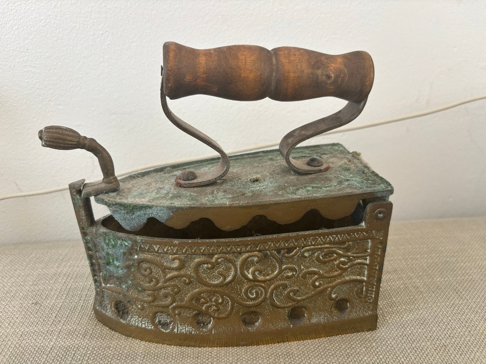 Antiek strijkijzer van messing met houten handvat, Antiek en Kunst, Antiek | Woonaccessoires, Ophalen of Verzenden