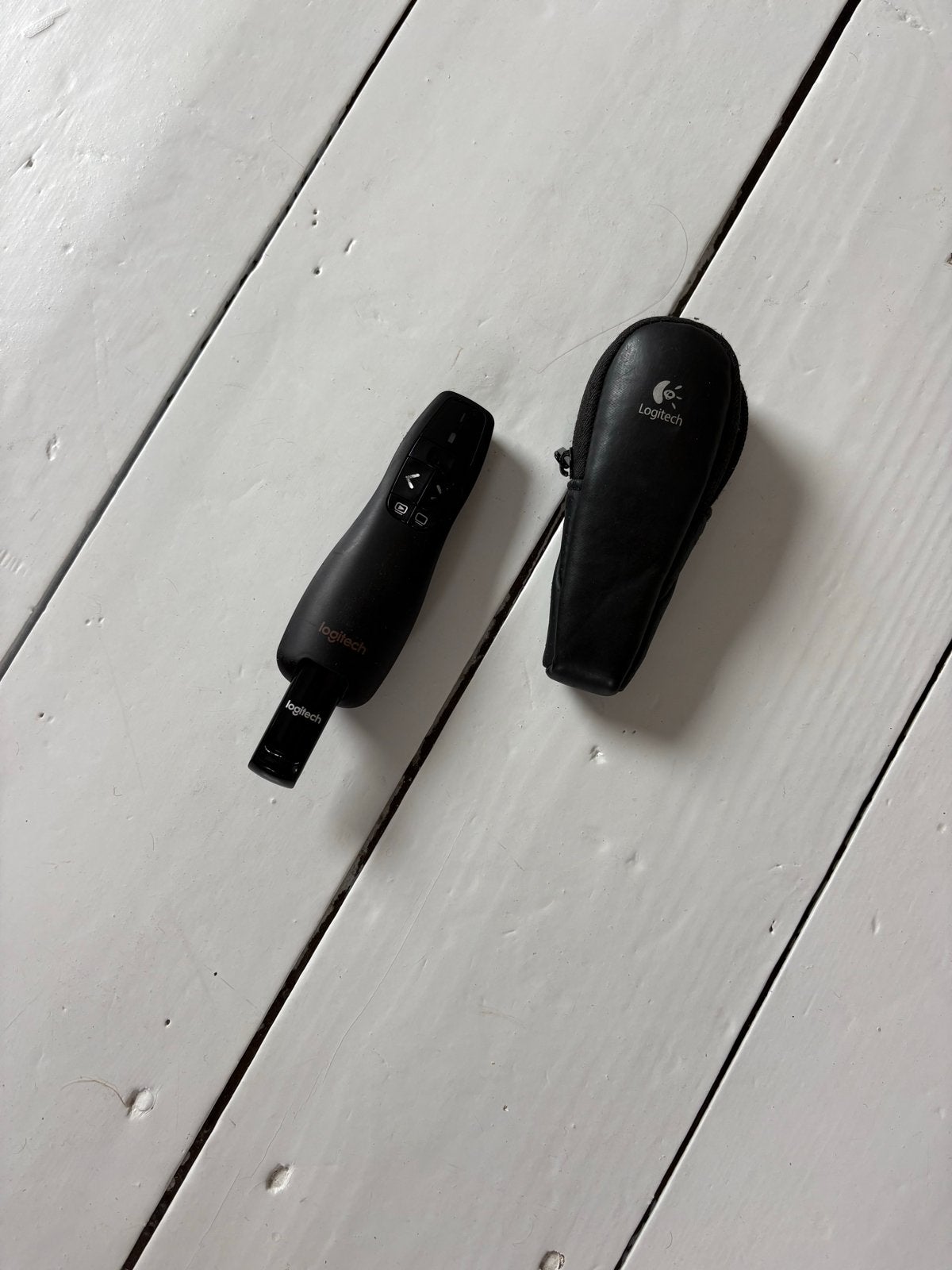Logitech Draadloze Presenter met Laserpointer en Etui, Ophalen of Verzenden, Gebruikt, Windows
