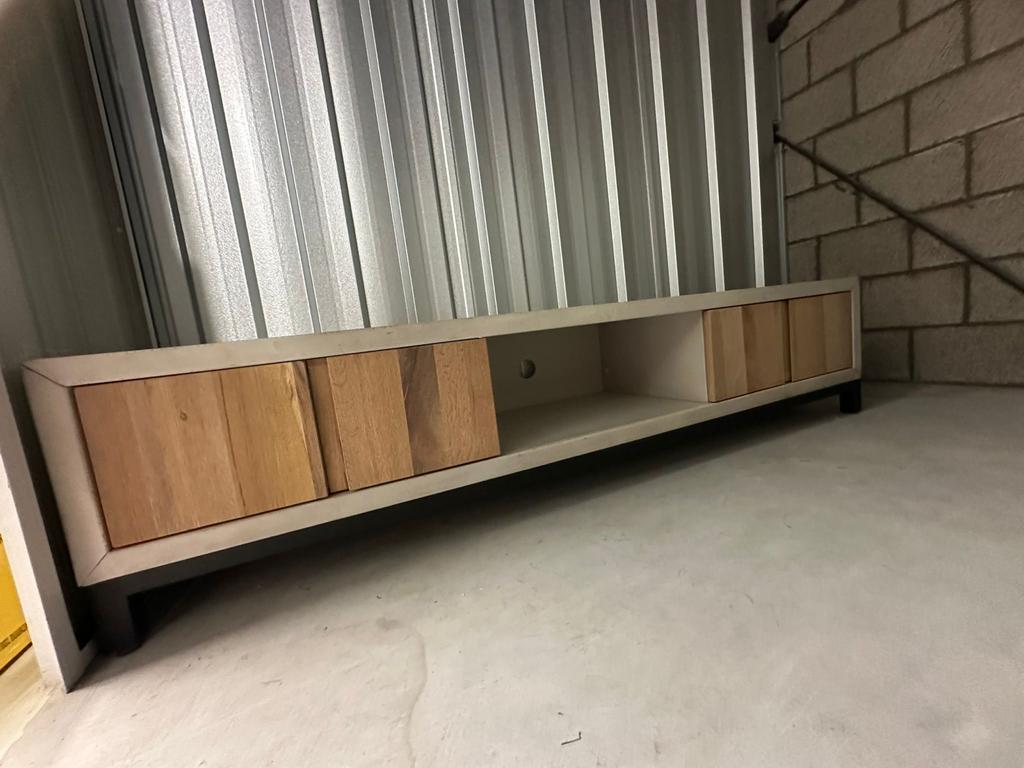 TV-meubel met betonlook en houten accenten, Huis en Inrichting, Ophalen, Gebruikt, 150 tot 200 cm, Minder dan 100 cm