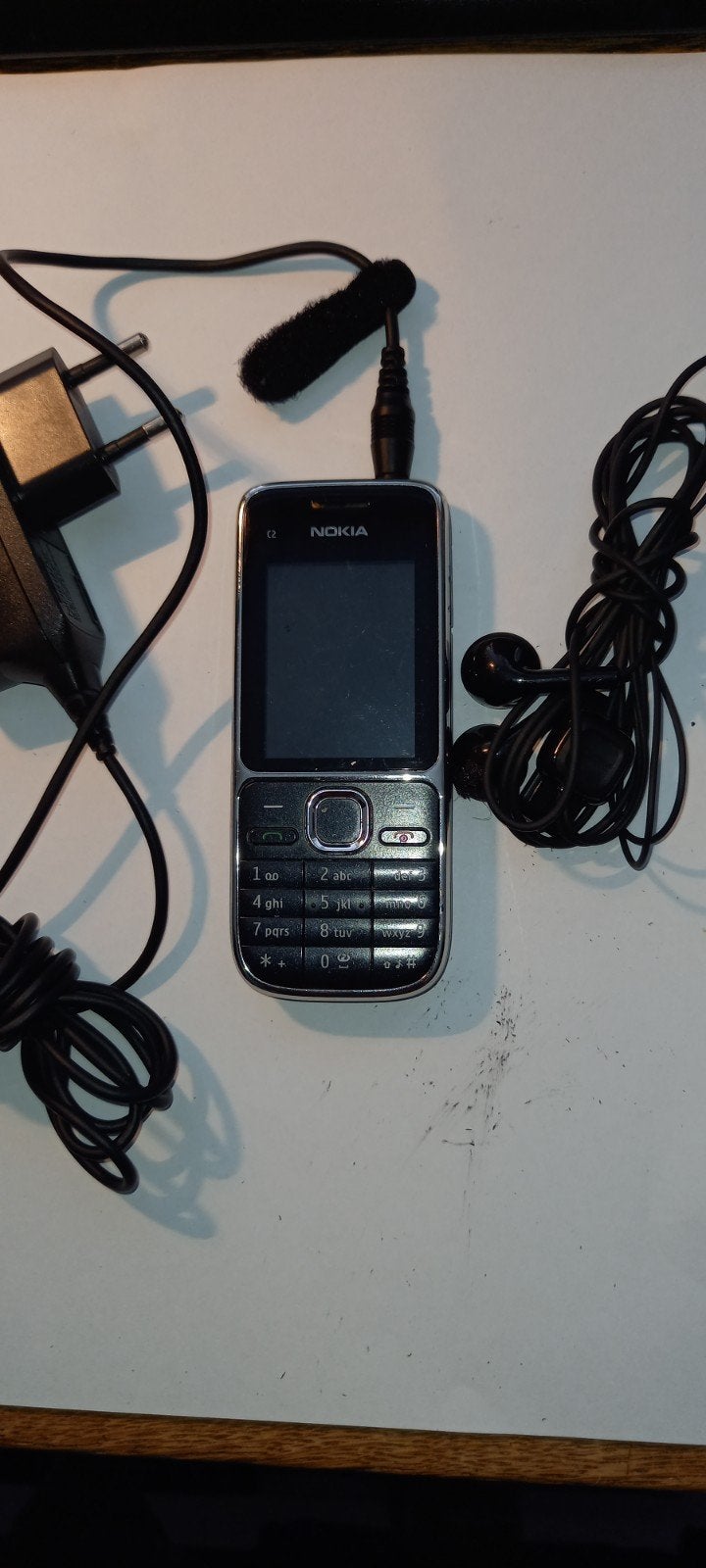 Nokia C2 Klassieke Mobiele Telefoon met Oplader en Oortjes, Ophalen, Gebruikt, Zwart, Fysiek toetsenbord