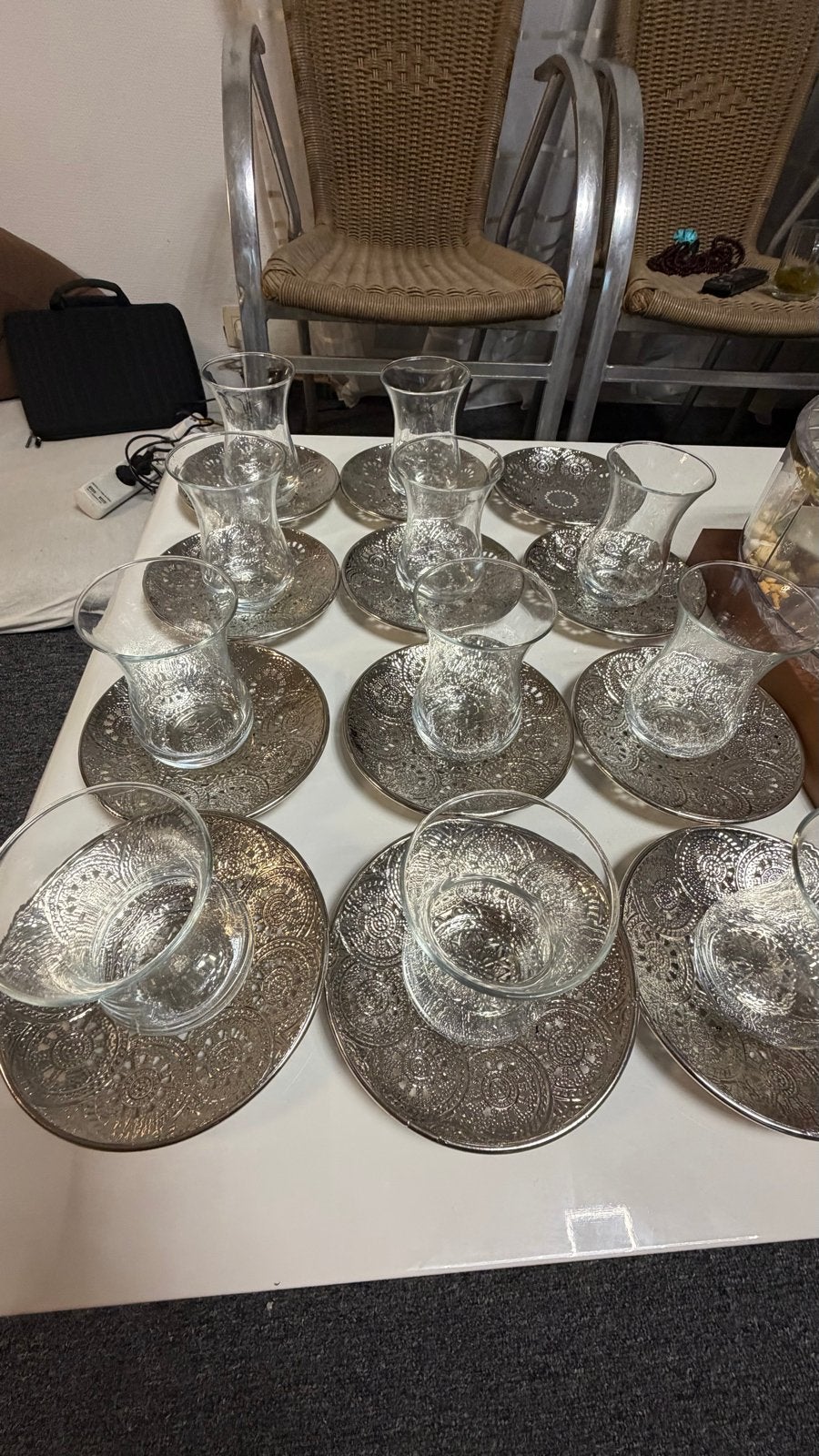 Set van 11Turkse theeglazen met zilverkleurige schotels, Gebruikt, Ophalen of Verzenden, Glas, Glas of Glazen