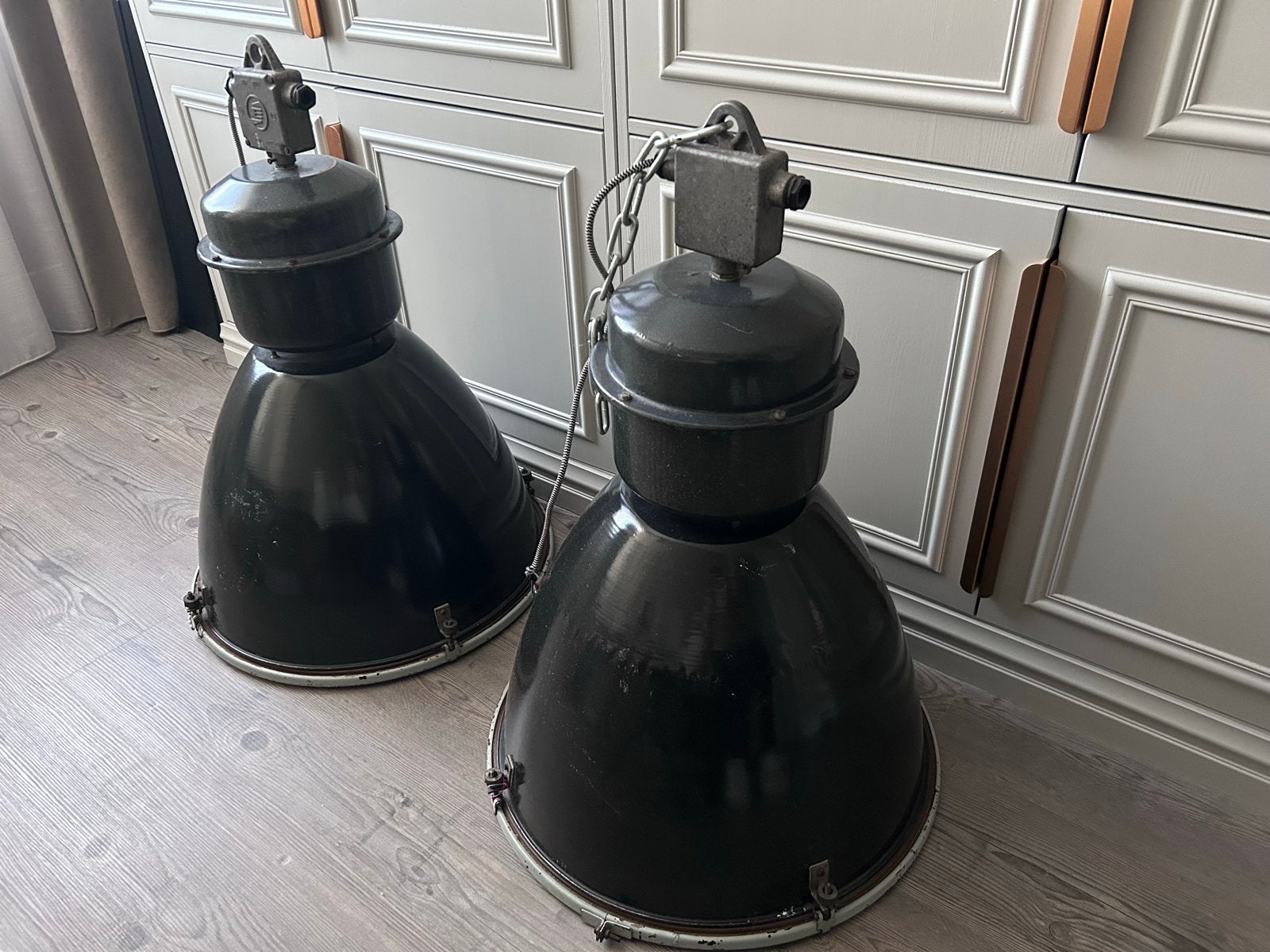 Grote zwarte emaille industriële hanglampen 1960 Elektrosvit, Antiek en Kunst, Ophalen
