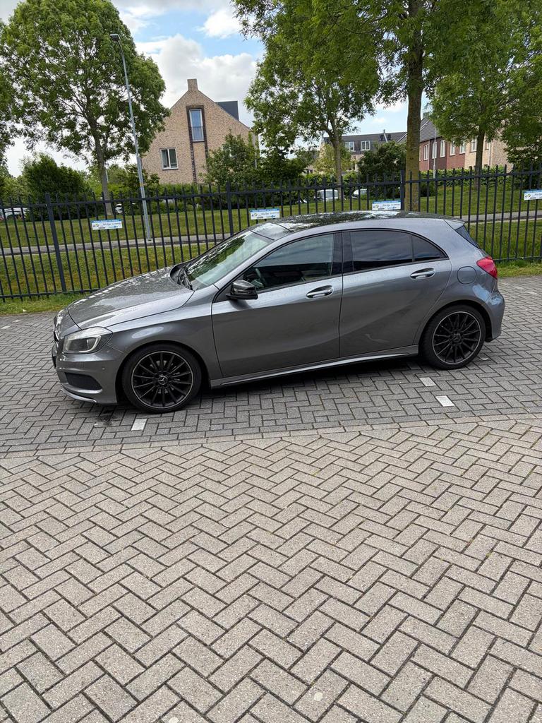 Mercedes-Benz A-Klasse 1.6 A180 Blue EFF AUT 2015 Grijs, Auto's, 4 cilinders, 122 pk, 19 km/l, Zilver of Grijs