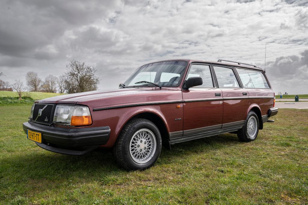 Volvo 240 2.0i Super Polar U9 1992 Wijnrood metallic, Zwart, 4 cilinders, Leder, Stationwagon
