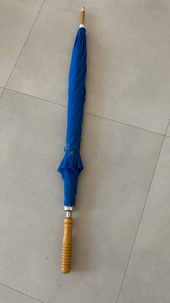 Blauwe paraplu met houten handvat - Arthur Andersen, Sieraden, Tassen en Uiterlijk, Ophalen of Verzenden, Zo goed als nieuw, Blauw