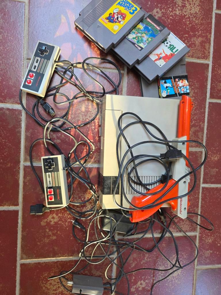Nintendo NES Console met 2 controllers, Zapper en games, Spelcomputers en Games, Spelcomputers | Nintendo NES, Ophalen of Verzenden