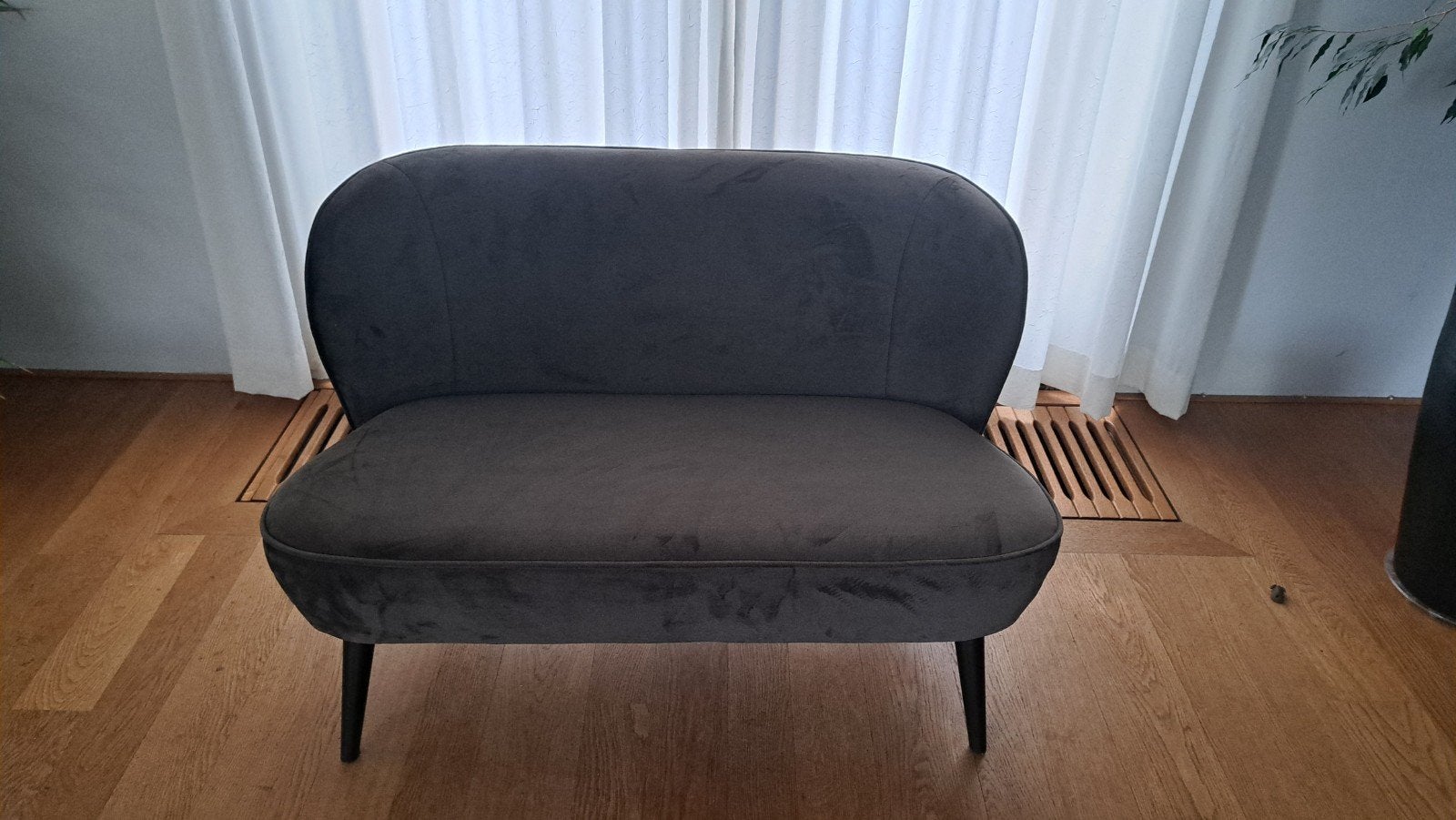 Stijlvolle tweepersoons bankje - Groen fluweel, Huis en Inrichting, Banken | Sofa's en Chaises Longues, Ophalen, Minder dan 75 cm
