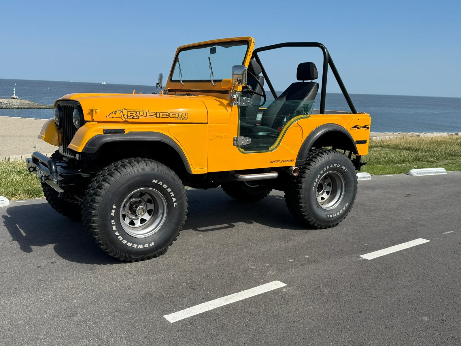 Jeep CJ5 1973 6 vilinder 4x4 boddy off gerestaureerd., Auto's, Zwart, 100 pk, Geel, Bedrijf
