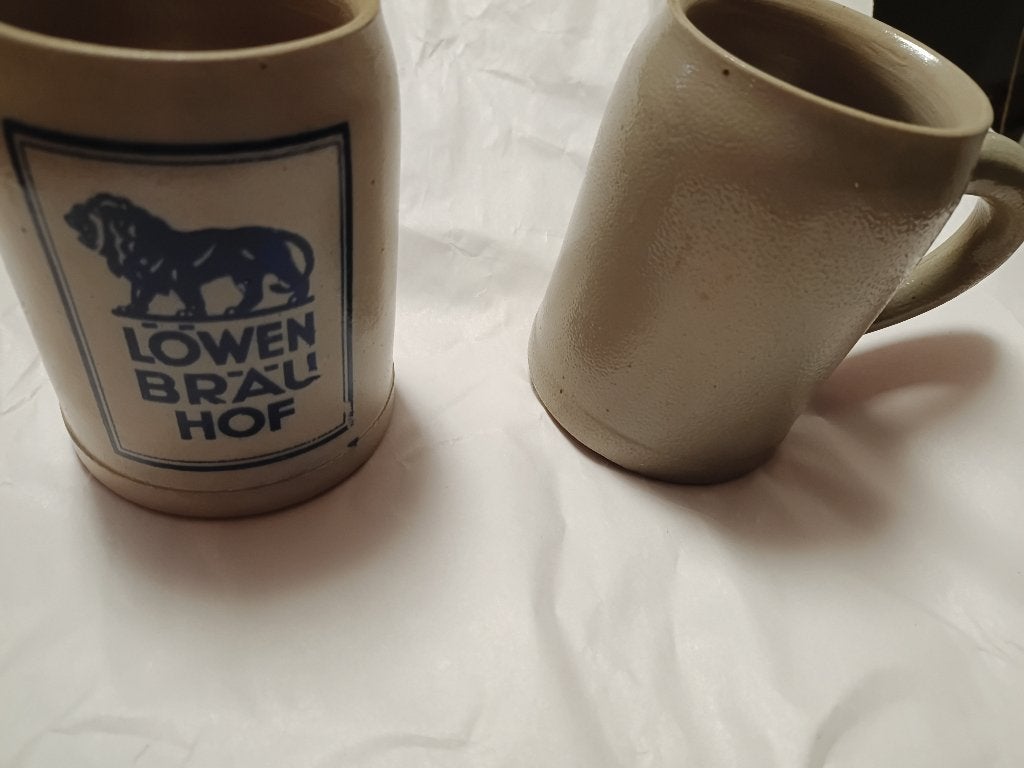 2 bierpullen 1 Vintage stenen pul Lowen Brau hof Munchen, Zo goed als nieuw, Overige stijlen, Aardewerk, Mok