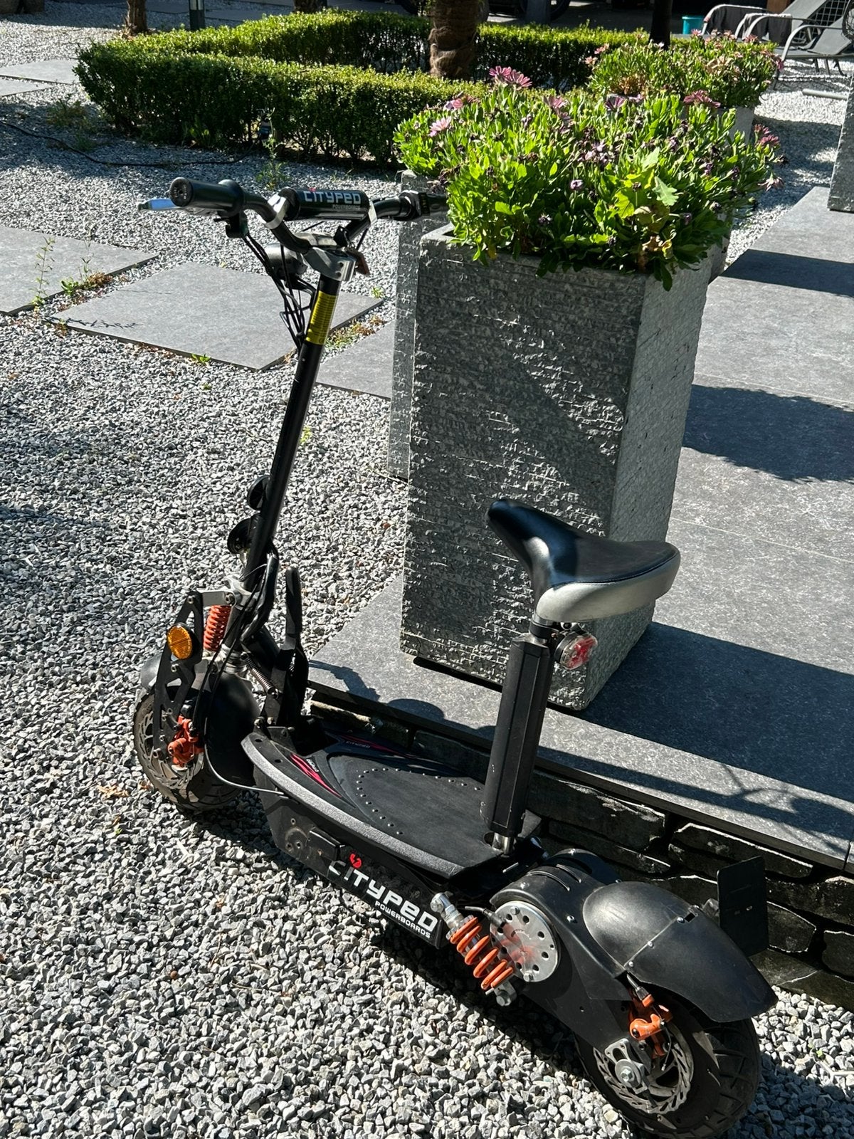 Elektrische step met zitje net nieuwe accu’s in, Fietsen en Brommers, Steps, Ophalen of Verzenden, Zo goed als nieuw, Elektrische step (E-scooter)
