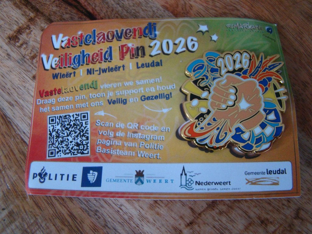 PIN Vastelaovendj Veiligheid 2026 voor gemeente Weert, Verzamelen, Ophalen of Verzenden, Nieuw, Overige onderwerpen, Speldje of Pin