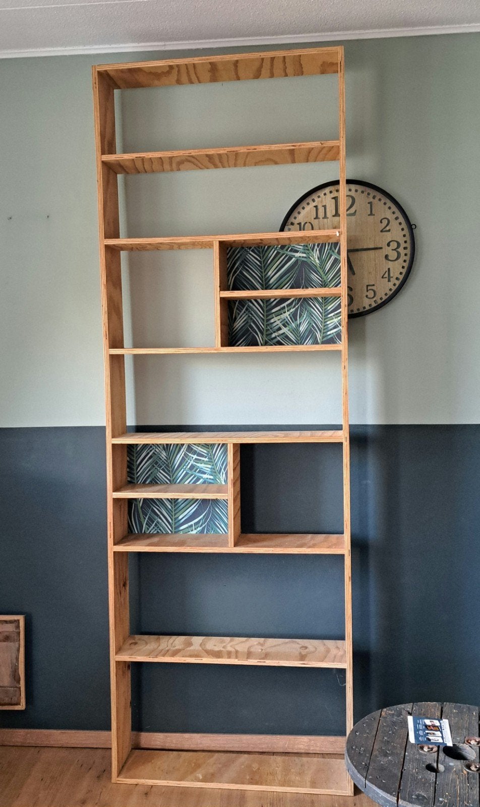Houten boekenkast met decoratieve achterwand. 243 x 84 x 20, Ophalen, Met plank(en), Minder dan 50 cm, Gebruikt