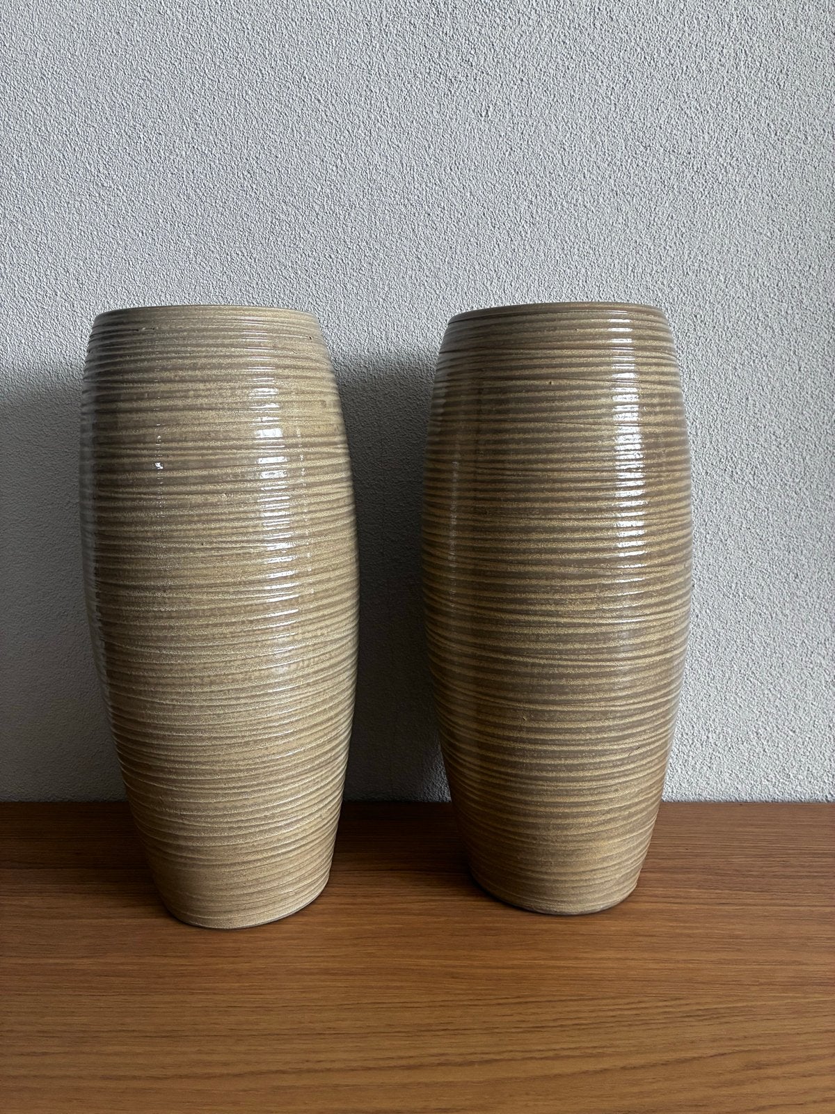 Set van 2 geribbelde aardewerk vazen, beige, Antiek en Kunst, Ophalen