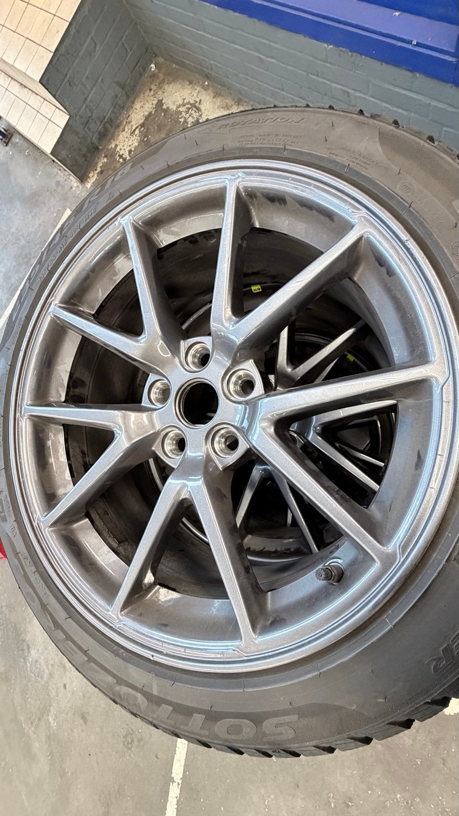 Tesla Model 3 2017-2023 18" Aero velgen met winterbanden