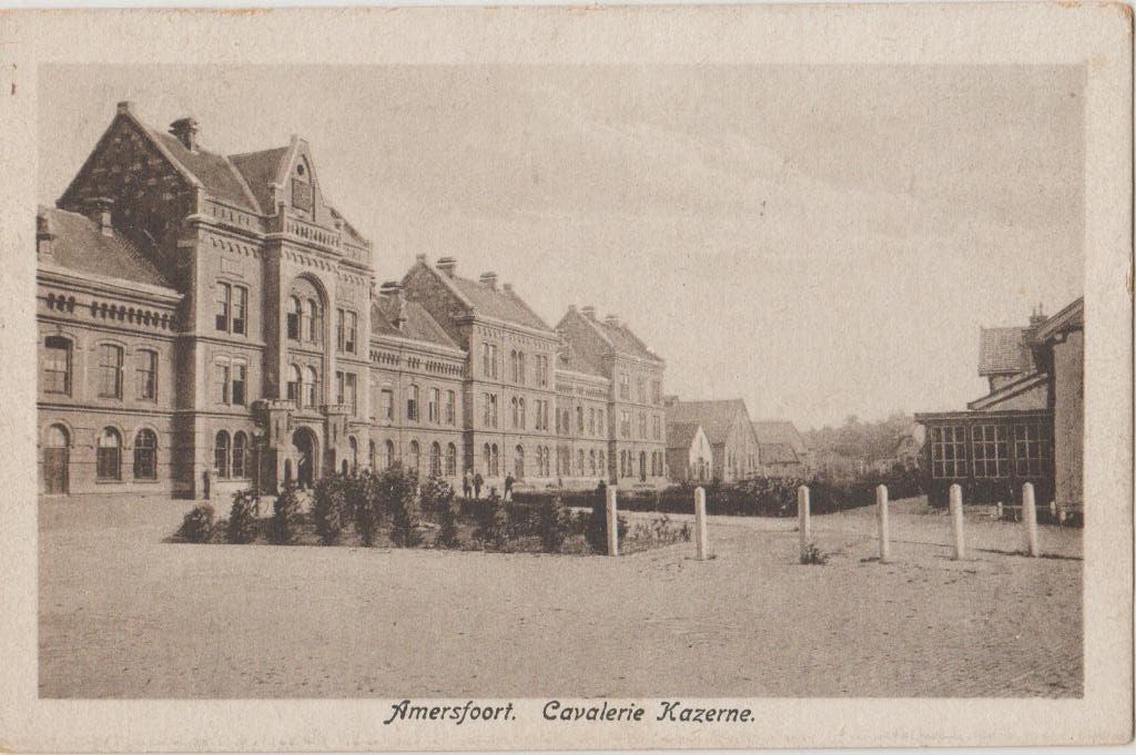 1922 cavalerie kazerne militair, Ophalen of Verzenden, 1920 tot 1940, Gelopen, Gebouw