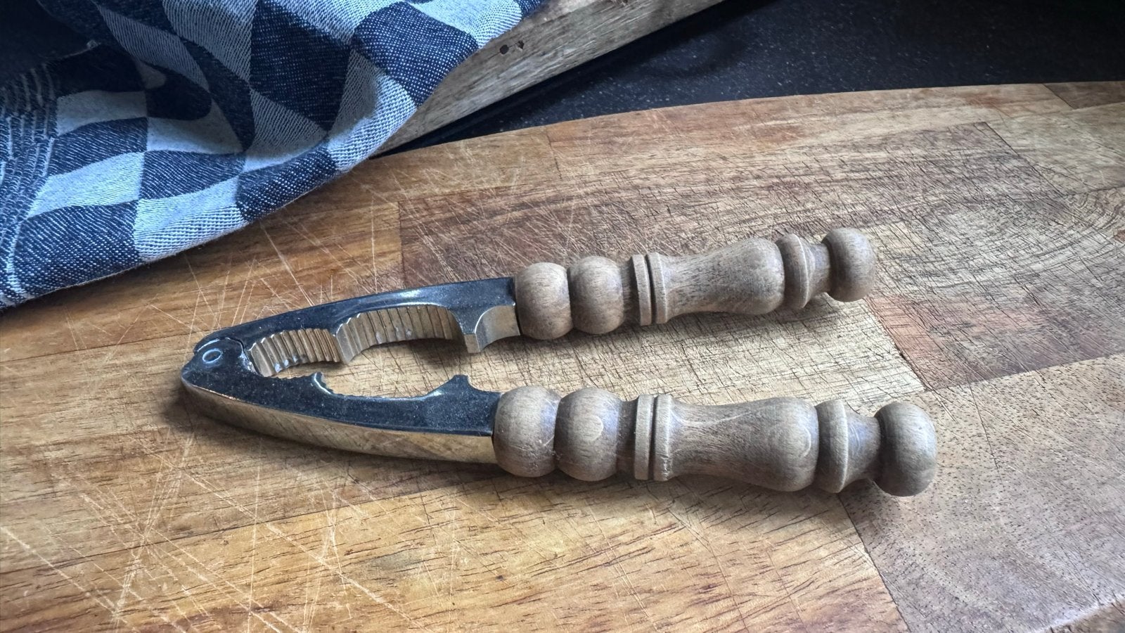 Notenkraker met houten handvatten, Hout, Ophalen of Verzenden, Overige typen, Gebruikt