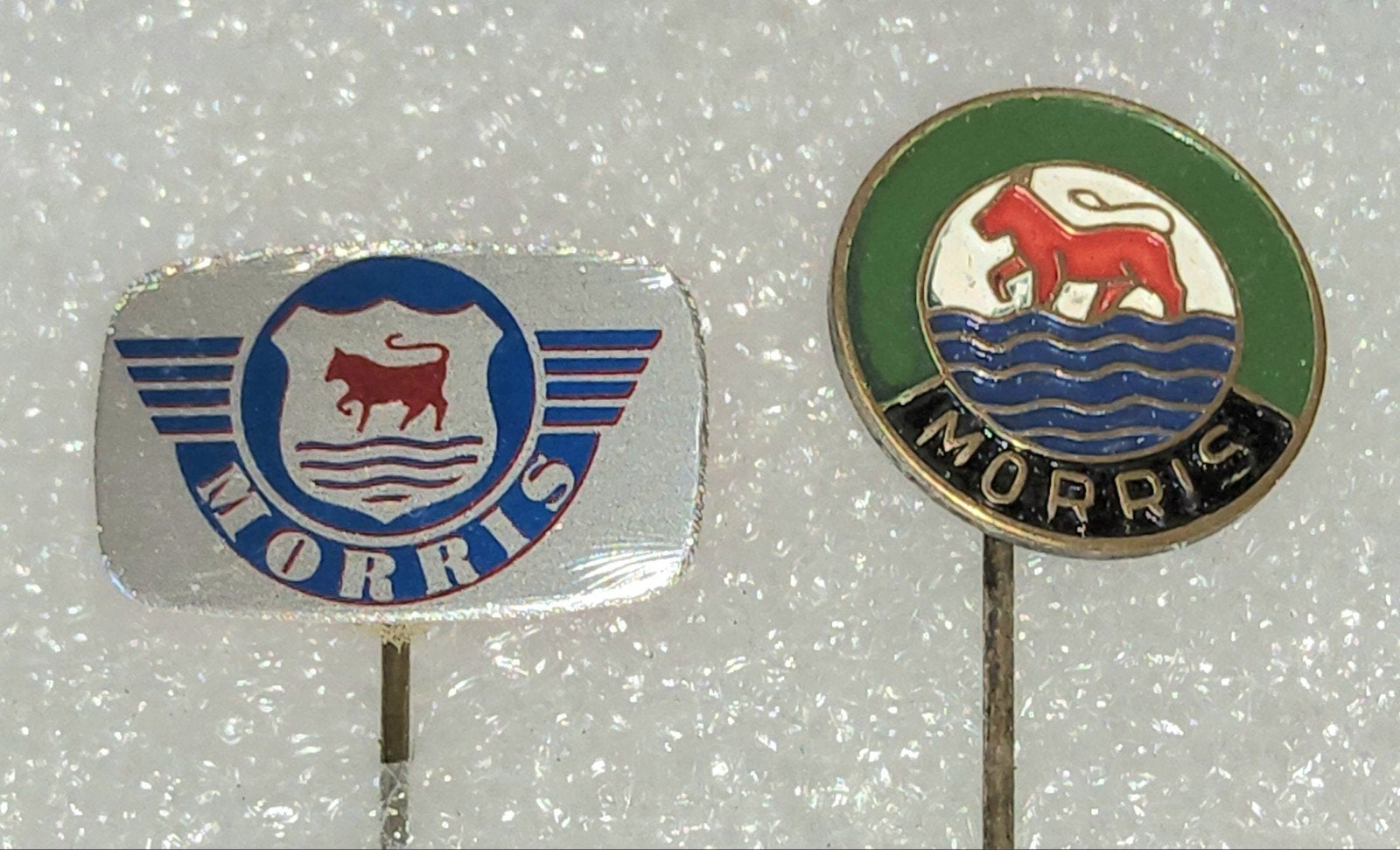 2 Vintage Morris Speldjes, Verzamelen, Speldjes, Pins en Buttons, Ophalen of Verzenden, Gebruikt, Merk, Speldje of Pin