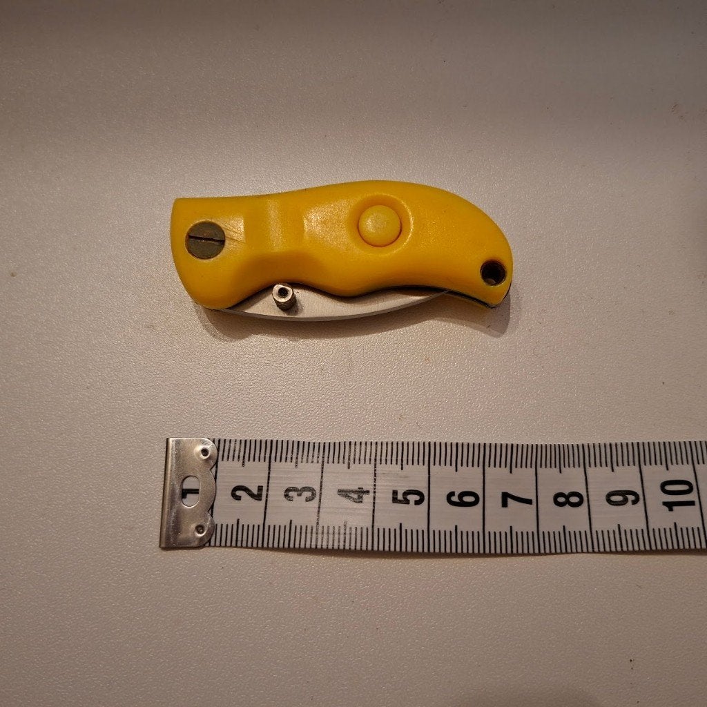 Compact geel zakmes met rood lampje, Ophalen of Verzenden, Gebruikt