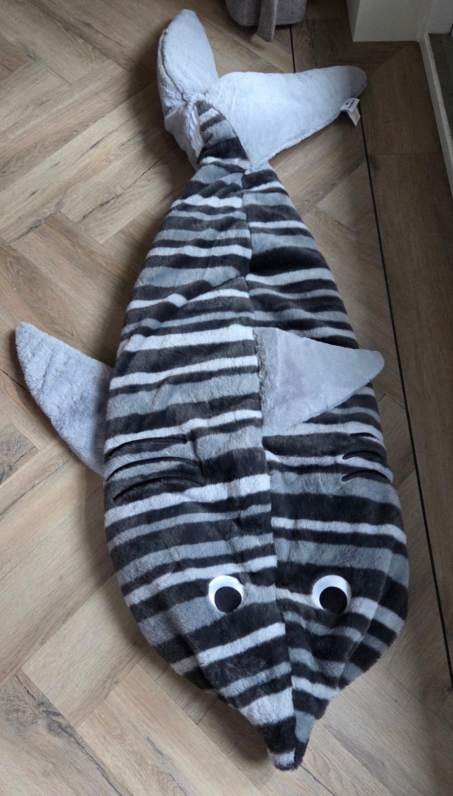 Haai Slaapzak / Knuffel - Snuggle tail shark - Nieuw, Overige merken, Overige karakters, Overige typen, Grijs