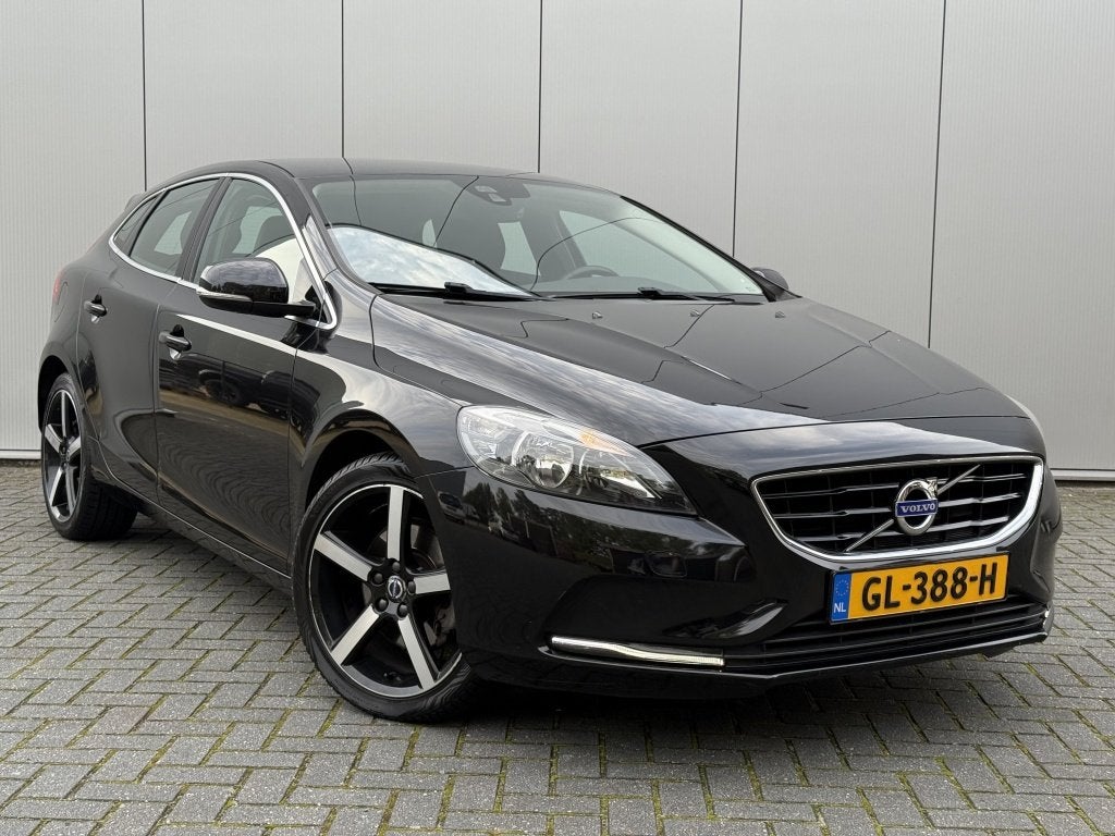 Volvo V40 1.6 T4 Momentum Trekhaak Automaat (bj 2015), Automaat, Gebruikt, 700 kg, Zwart