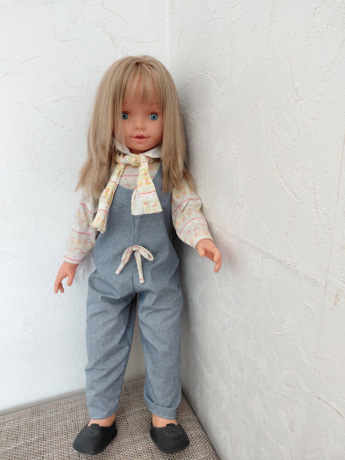 Grote pop met blond haar en blauwe ogen - 80 cm hoog, Ophalen of Verzenden, Gebruikt, Pop