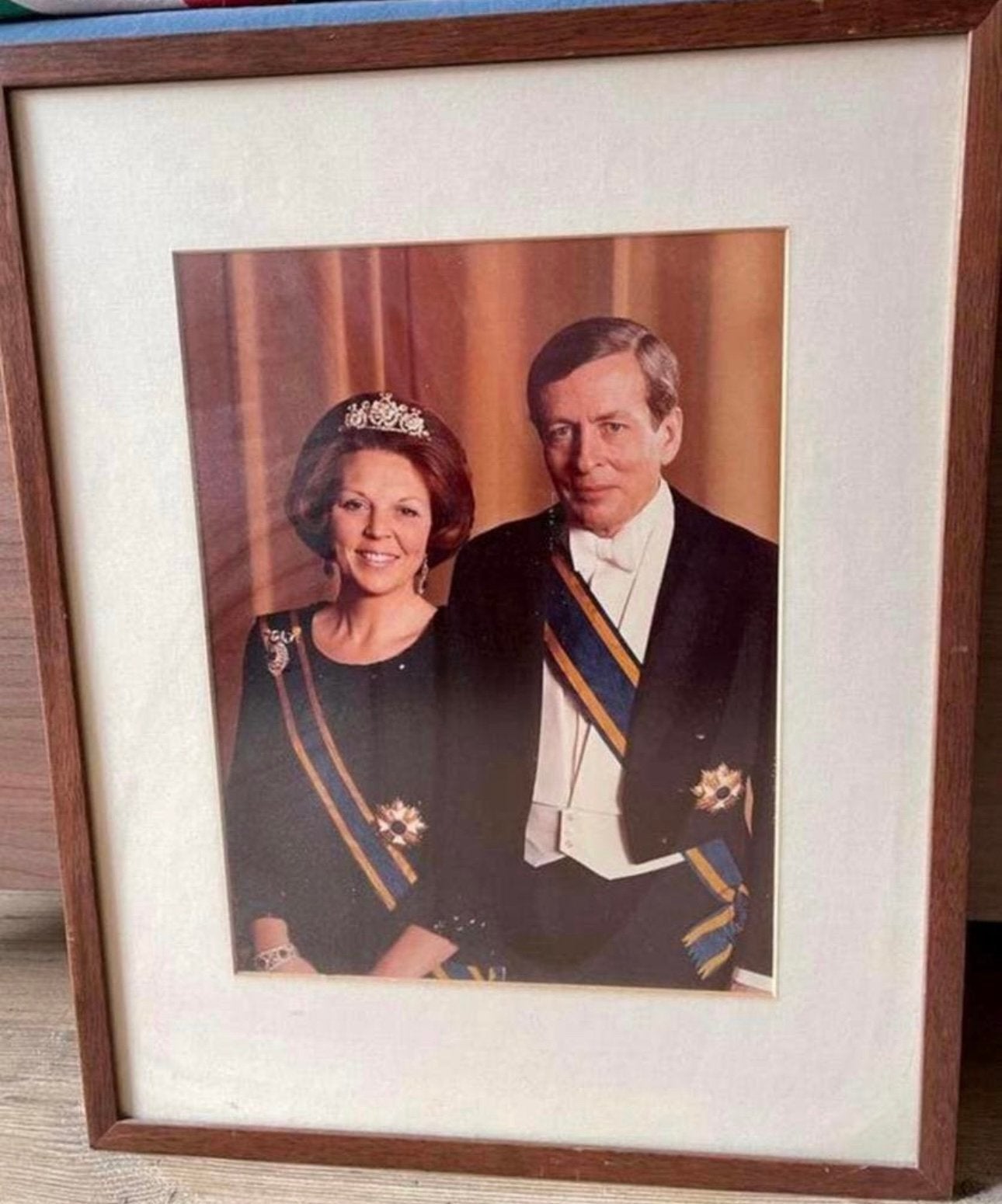 STATIEPORTRET BEATRIX & CLAUS, IN ORIGINELE LIJST MET GLAS, Verzamelen, Ophalen, Zo goed als nieuw, Kaart, Foto of Prent