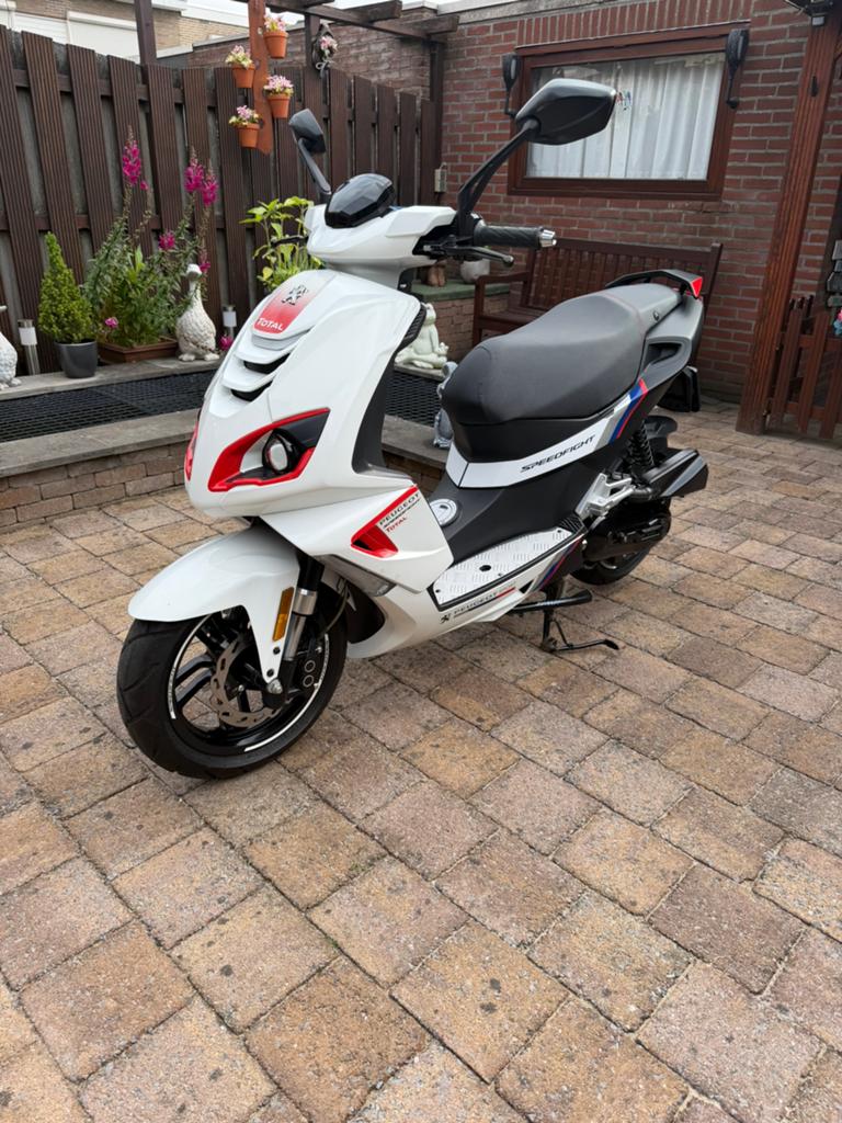 Te koop peugeot speedfight 4 r cup, Fietsen en Brommers, Brommers | Peugeot, Ophalen, Overige modellen, 49 cc, Zo goed als nieuw