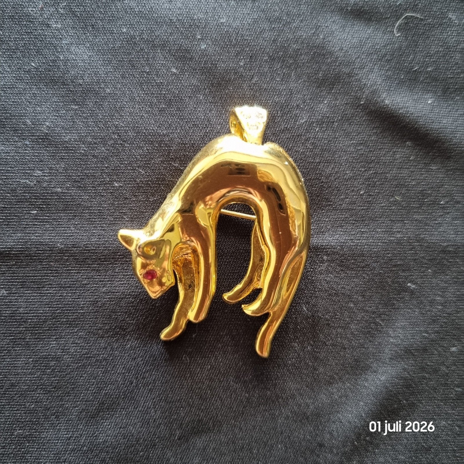 Goudkleurige Kat Broche / Hanger met Rode Ogen en Strass, Overige materialen, 4 tot 7 cm, Gebruikt, Ophalen of Verzenden