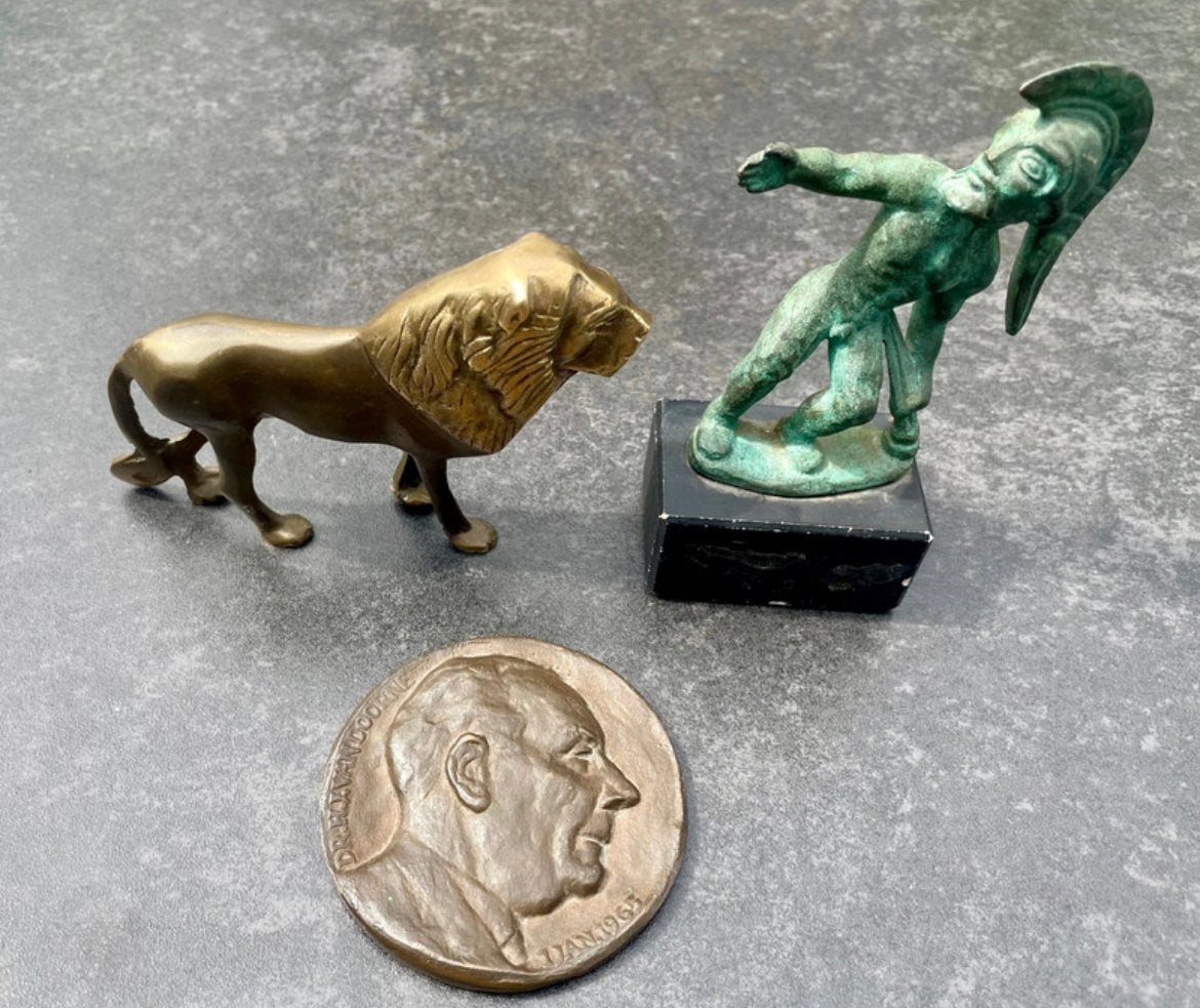 Bronzen beeld en medaille uit 1965.Samen 45 euro., Antiek en Kunst, Antiek | Koper en Brons, Ophalen of Verzenden