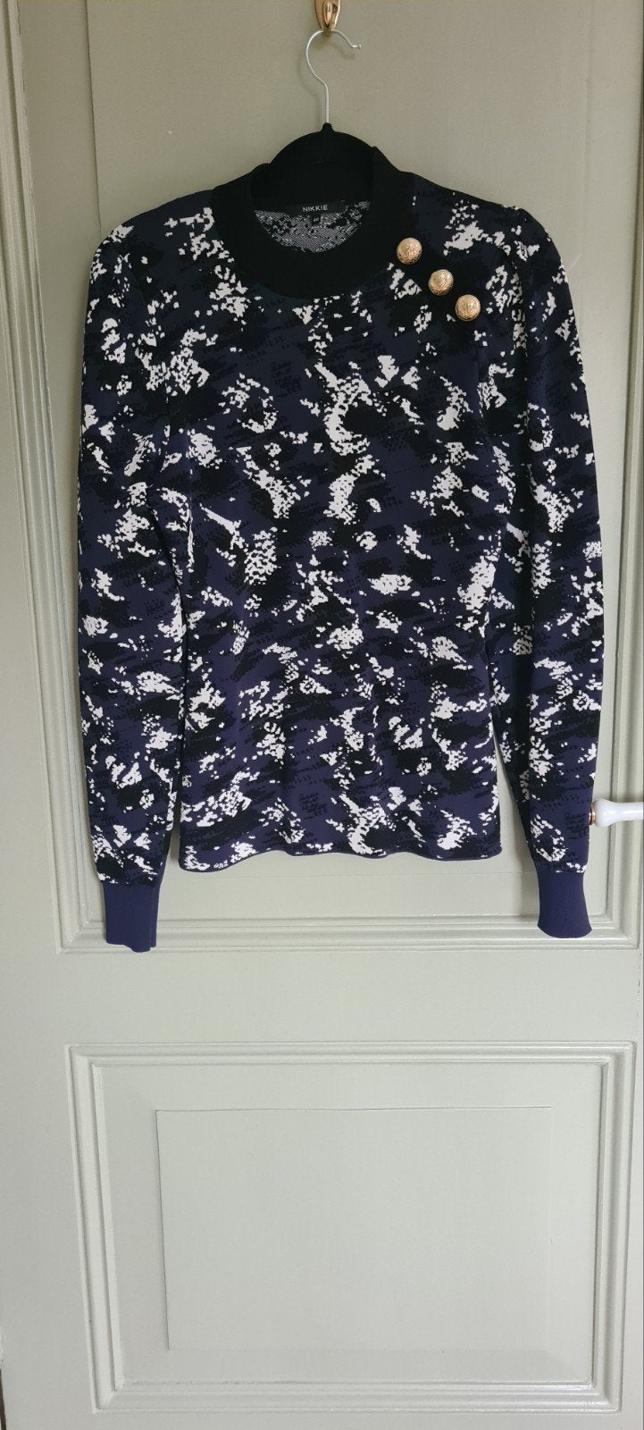 Nikkie trui met print en gouden knopen, Maat 38/40 (M), Blauw, Nieuw, Ophalen of Verzenden