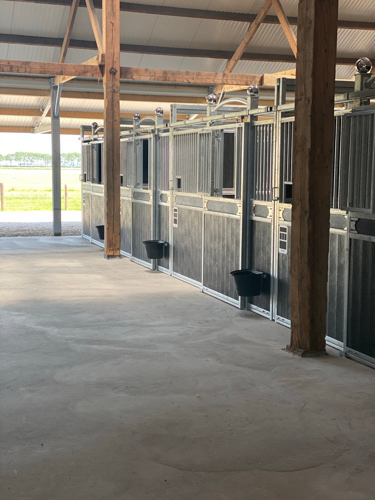 Stal vrij in Woubrugge met alle faciliteiten op net terrein, Stalling, 1 paard of pony
