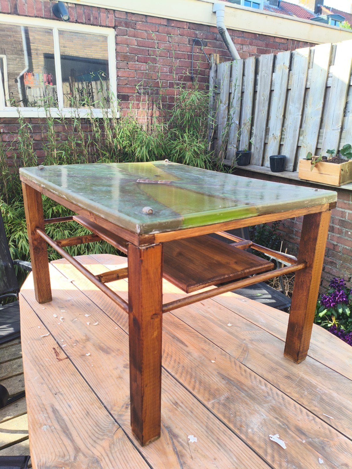 Unieke salontafel met epoxy blad en houten onderstel, Huis en Inrichting, Tafels | Salontafels, Uniek, Modern, Ambachtelijk, Nieuw