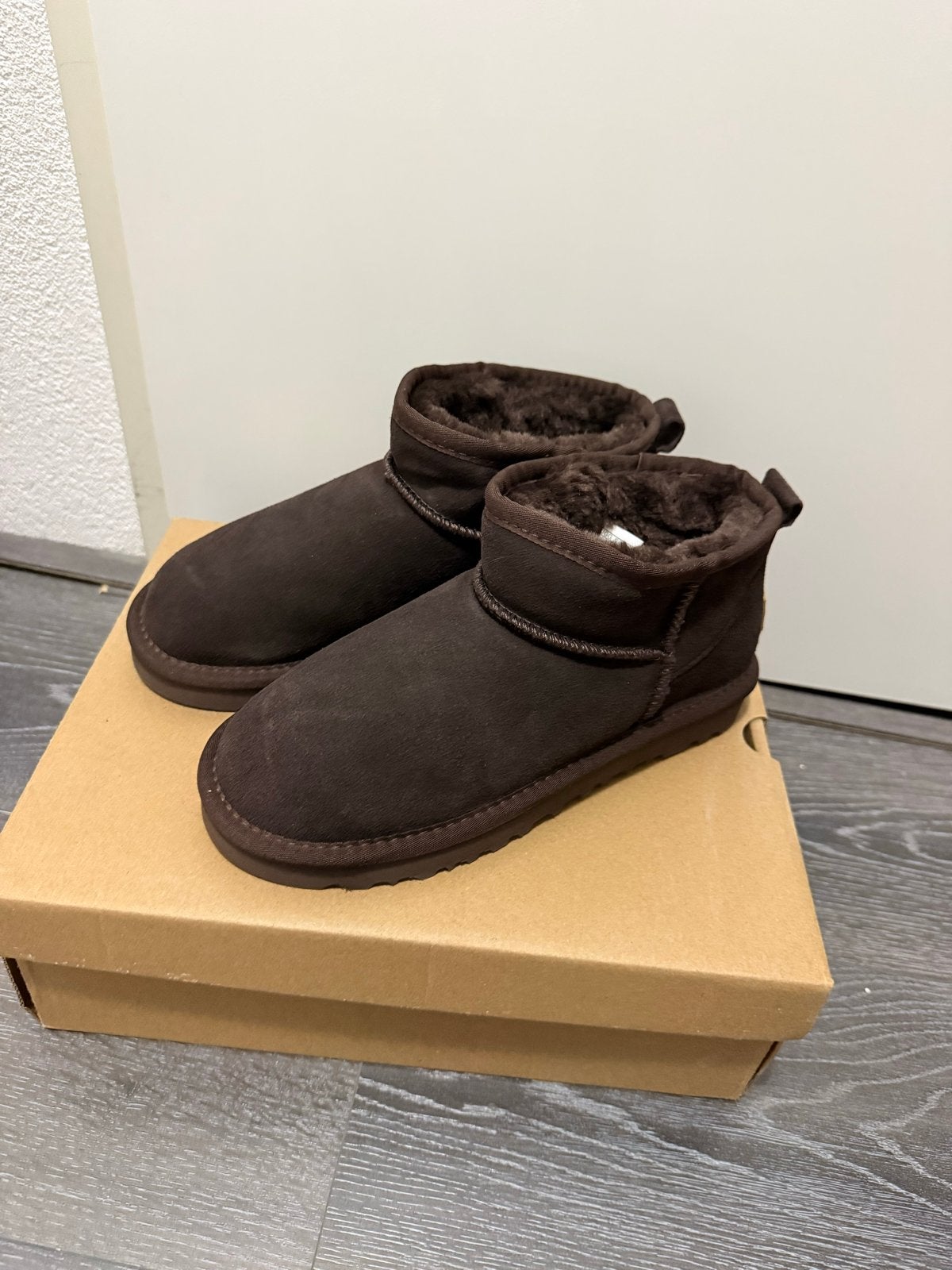 Chocoladebruine Classic mini UGGS maat 38, Ophalen of Verzenden, Zo goed als nieuw, Bruin, Lage of Enkellaarzen